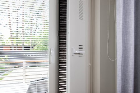 Korvausilmalaite ikkunassa