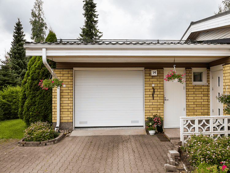 Autotallin nosto-ovi asennettuna omakotitaloon