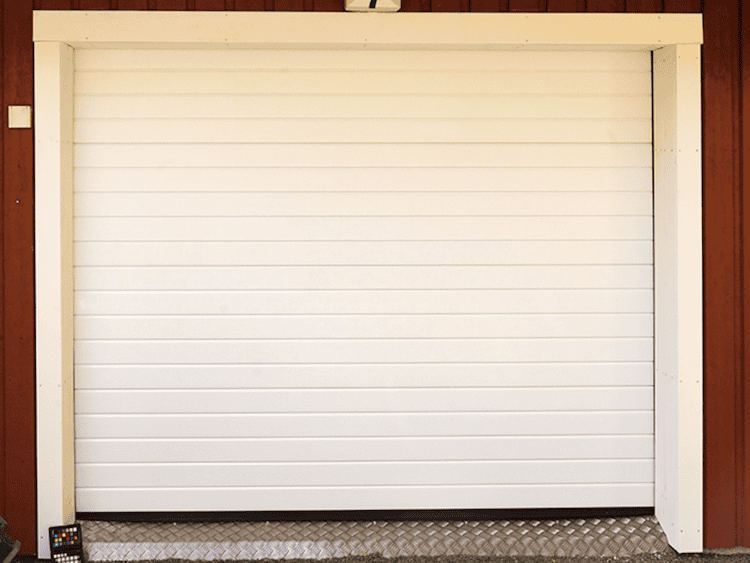 Autotallin nosto ovi asennettuna