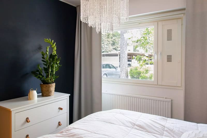 Sisäilmasaneeraus makuuhuoneeseen tehtynä. Ilmanvaihtoremontti ei juurikaan näy ulkoisesti.