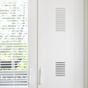 Flow korvausilmaventtiili ikkunaluukkuun asennettuna