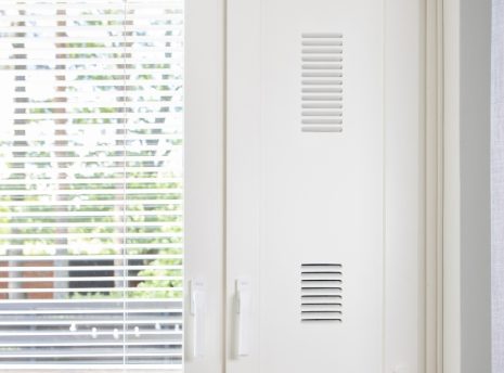 Flow korvausilmaventtiili ikkunaluukkuun asennettuna