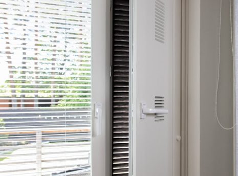 finluft-flow-korvausilmaventtiili-ikkunaan-tuloilmalaite-korvausilma-ikkunasta Flow korvausilmaventtiili ikkunaan asennettuna. Asennus ikkunaluukkuun, nykyisen ikkunan tilalle.