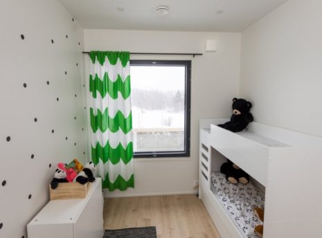 finluft-fls-20-korvausilmaventtiili-seinaan-asennettuna Lasten makuuhuoneen seinään asennettu korvausilmaventtiili Finluft FLS20