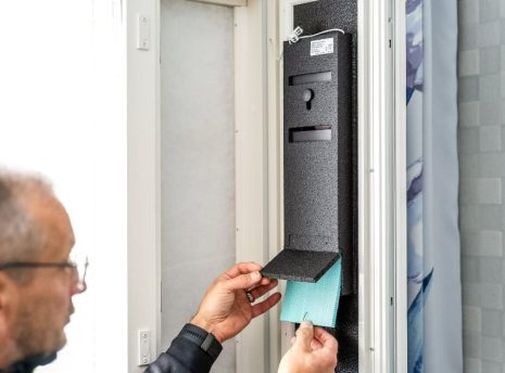 flow-korvausilmalaite-ikkunaan-asennettava-korvausilmaventtiili-tuloilmaventtiili Ikkunaan asennettava korvausilmaventtiili ja korvausilmalaite Finluft Flow on varustettu laadukkailla suodattimilla