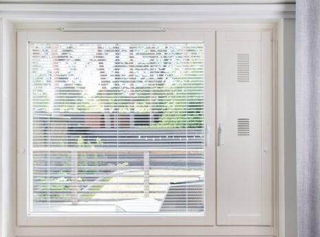 flow-korvausilmalaite-ikkunaluukkuun-korvausilmaventtiili-tuloilmaventtiili-ikkunaan Tältä näyttää asennettuna ikkunaan korvausilmaventtiili ja korvausilmalaite Finluft Flow, joka on ikkunaluukkuun asennettava tuloilmaventtiili