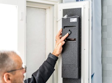 flow-korvausilmalaite-tuloilmaventtiili-ikkunaan-korvausilmaventtiili-asennettuna-ikkunaan Tuloilma ikkunasta. Finluft flow korvausilmaventtiili asennetaan ikkunaluukun tilalle