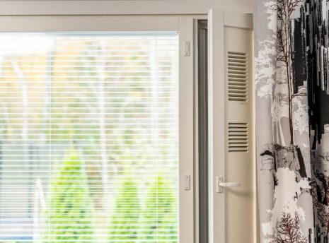 flow-korvausilmaventtiili-ikkuna-asennus Tältä näyttää korvausilmaventtiili ikkunaluukkuun asennettuna. Finluft Flow korvausilmalaite ja tuloilmaventtiili.