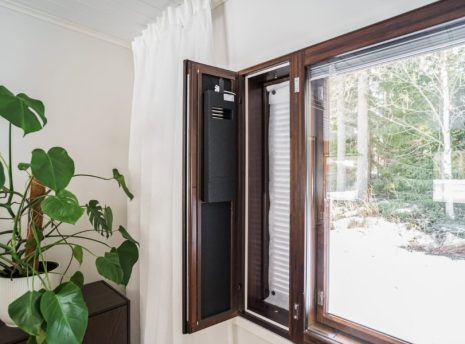 flow-tuloilmaikkuna-korvausilmaventtiili-ikkunaluukkuun Tuloilmaikkuna ja korvausilmalaite Finluft Flow on ikkunaluukkuun asennettava korvausilmaventtiili, josta tuloilma saadaan mukavasti vuoden ympäri