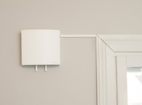 FLS20 korvausilmaventtiili seinään asennettuna ja virtajohto peitetty pienellä listalla