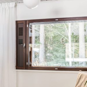 Kuvassa Flow korvausilmaventtiili ikkunaan asennettuna. Flow on korvausilmalaite, joka asennetaan ikkunaluukkuun. Tuuletusikkunan tilalle.