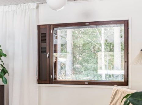 ikkunaan-korvausilmaventtiili-finluft-flow-korvausilmalaite Kuvassa Flow korvausilmaventtiili ikkunaan asennettuna. Flow on korvausilmalaite, joka asennetaan ikkunaluukkuun. Tuuletusikkunan tilalle.