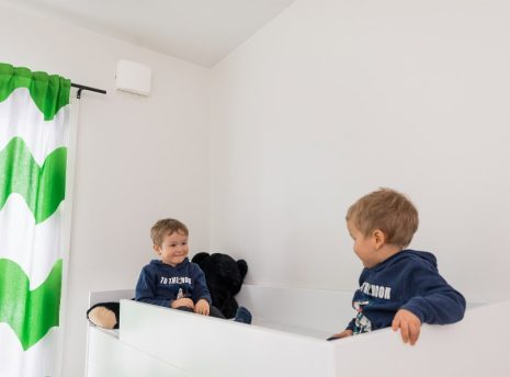 korvausilmaventtiili-seinaan-asennettuna-fls20-finluft Makuuhuoneen seinään asennettu korvausilmaventtiili Finluft FLS20