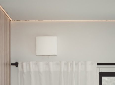 korvausilmaventtiili-seinaan-finluft-fls20 FLS20 korvausilmaventtiili seinään asennettuna, verhojen yläpuolella